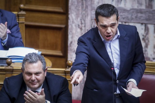 «Δωράκι» με… πηλήκιο από τον Αλ. Τσίπρα στον Π. Καμμένο