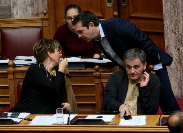 Λαθροχειρίες Τσίπρα περί δήθεν «ταξικής μονομέρειας» – Μοιράζει παροχές από τα δικά μας λεφτά