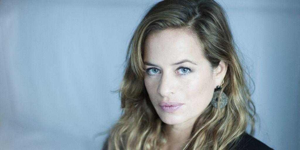 Το φωταγωγημένο ατελιέ της Σήλιας Κριθαριώτη υποδέχεται την Jade Jagger