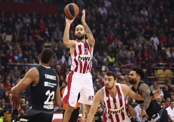 Η Βασίλισσα υποκλίθηκε στον Θρύλο