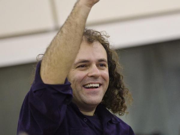 Ο Νίκος Πλατύραχος μιλάει για τα νέα του τραγούδια που παρουσιάζει στην Κληματαριά