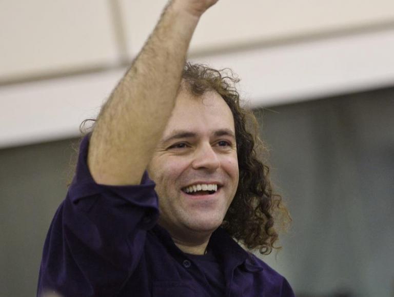 Ο Νίκος Πλατύραχος μιλάει για τα νέα του τραγούδια που παρουσιάζει στην Κληματαριά