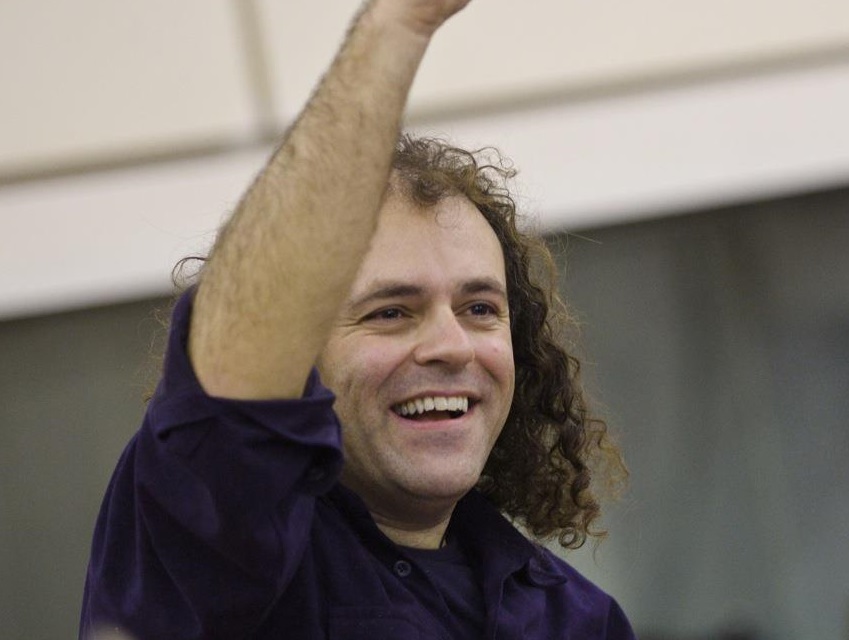 Ο Νίκος Πλατύραχος μιλάει για τα νέα του τραγούδια που παρουσιάζει στην Κληματαριά