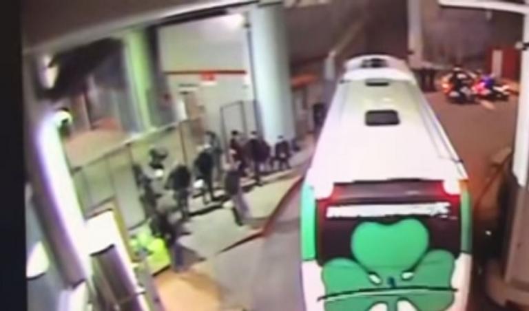 Πρωτοφανές: Ανδρες των ΜΑΤ αποθέωσαν τους παίκτες Παναθηναϊκού στο Καραϊσκάκη [video]