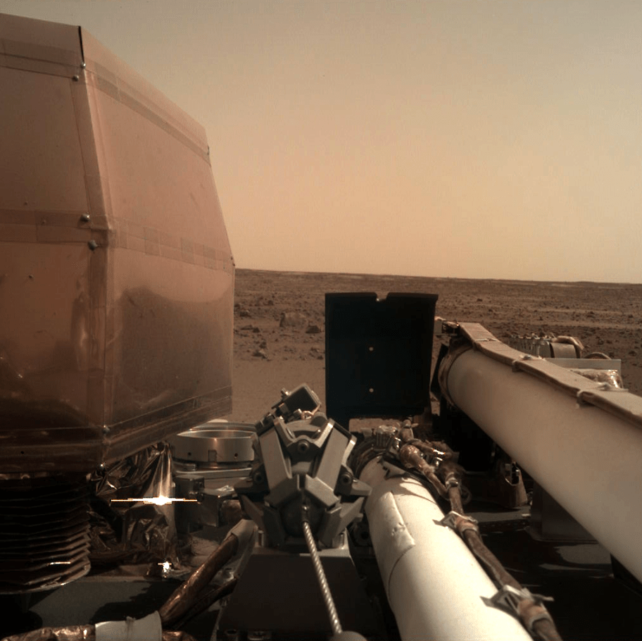 Η εντυπωσιακή φωτογραφία του InSight από το έδαφος του Άρη