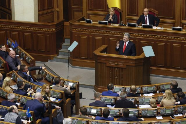 Σε πολεμική ετοιμότητα η Ουκρανία: Εγκρίθηκε η επιβολή στρατιωτικού νόμου