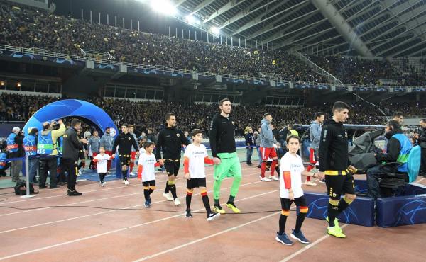 Μπάγερν: Υποδέχθηκε την ΑΕΚ παίζοντας τον ύμνο της σε πιάνο!