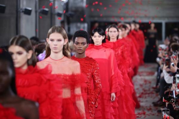 Ο κόκκινος «στρατός» του οίκου Valentino αποβιβάστηκε στο Τόκιο
