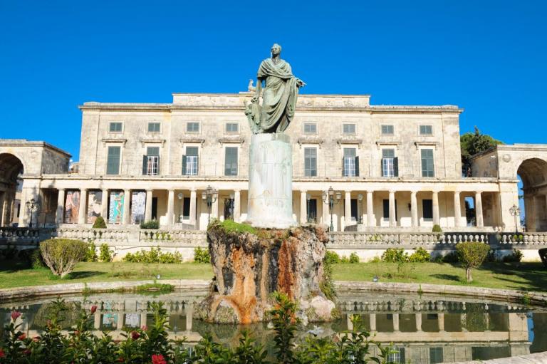 Πόλη Κέρκυρας: Το εντυπωσιακό ανάκτορο, το Παλαιό και το Νέο Φρούριο