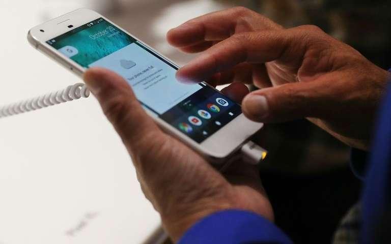 Πέφτουν οι πωλήσεις σε κινητά και tablets