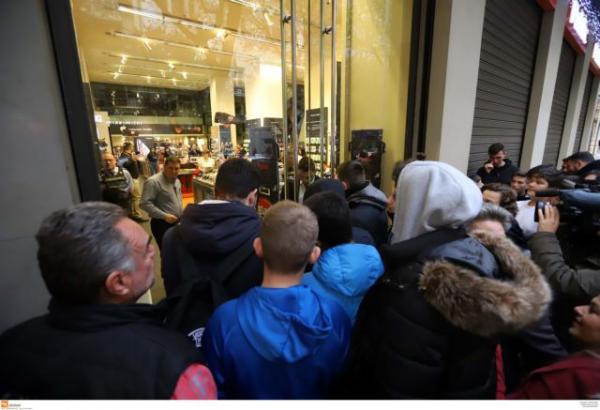 Black Friday : Ουρές νεαρών έξω από καταστήματα στη Θεσσαλονίκη
