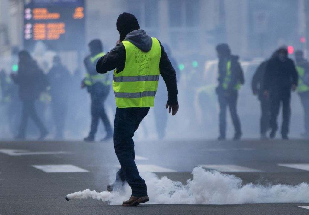 Σκηνές χάους στις Βρυξέλλες: Δακρυγόνα κατά των «κίτρινων γιλέκων»