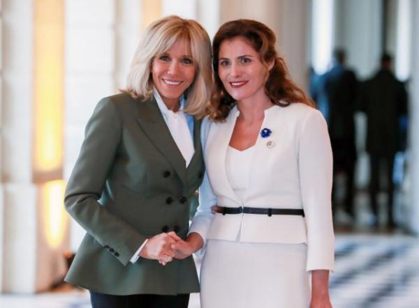 Αγκαλιά με την Μπέτυ Μπαζιάνα η Μπριζίτ Μακρόν