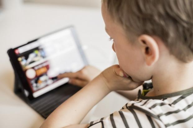 Το 39% των γονέων δεν γνωρίζει τι προσωπικά δεδομένα μοιράζονται τα παιδιά του online
