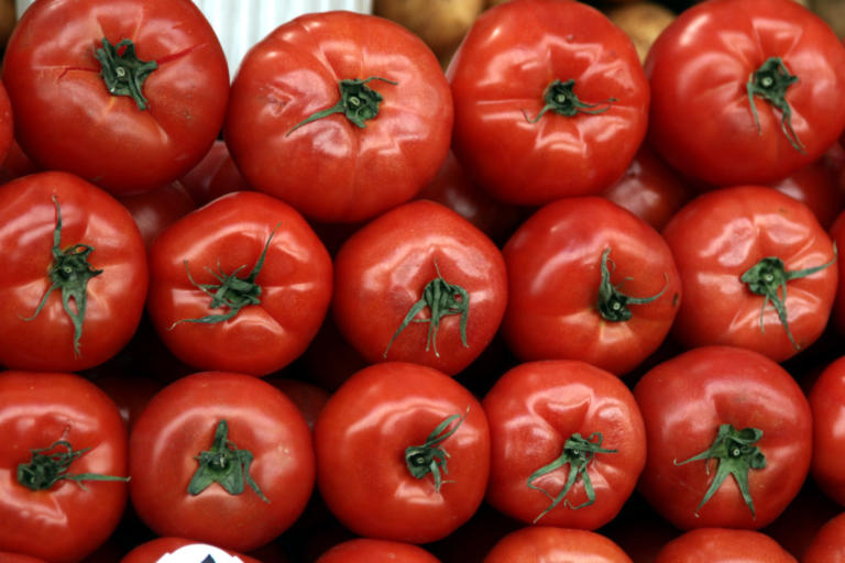 Πειραιάς: Δέσμευσαν 1,5 τόνο ντομάτες από επιχείρηση
