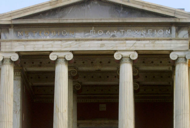 Τρεις προσαγωγές στο ΕΜΠ – Επιχείρησαν να κρεμάσουν σημαία με τον κέλτικο σταυρό