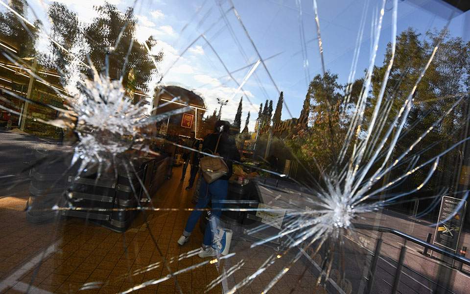 Βανδαλισμοί σε σούπερ μάρκετ που άνοιξε Κυριακή [εικόνες]