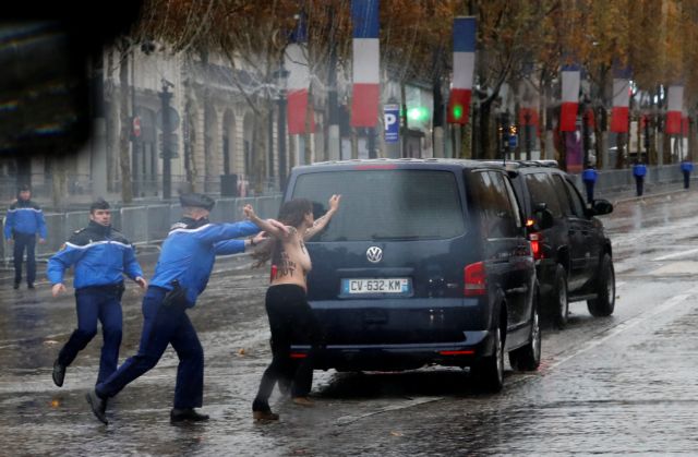 Παρίσι: Δύο γυμνόστηθες ακτιβίστριες κατά της αυτοκινητοπομπής Τραμπ