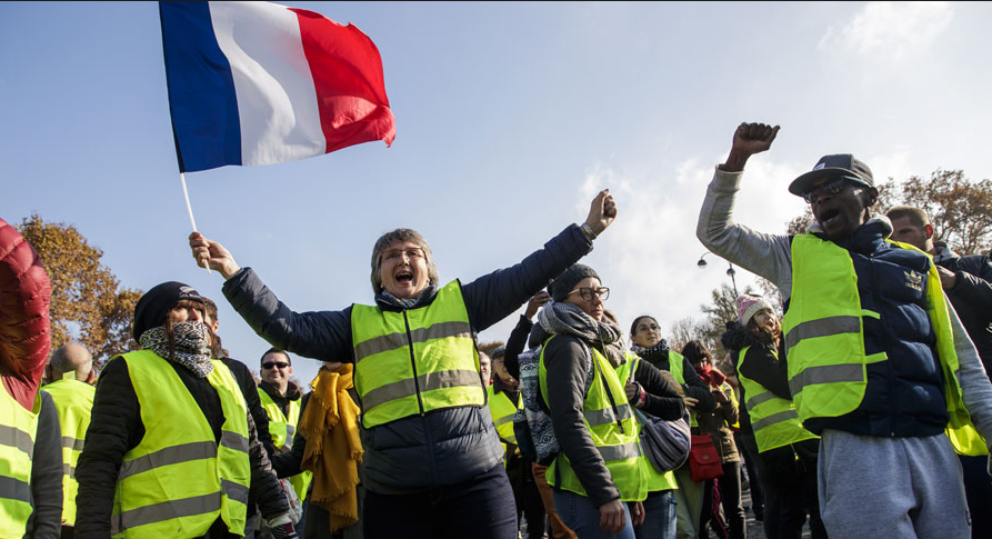 Γαλλία: Αποκλεισμοί δρόμων από τα «κίτρινα γιλέκα» - Εκατοντάδες οι τραυματίες