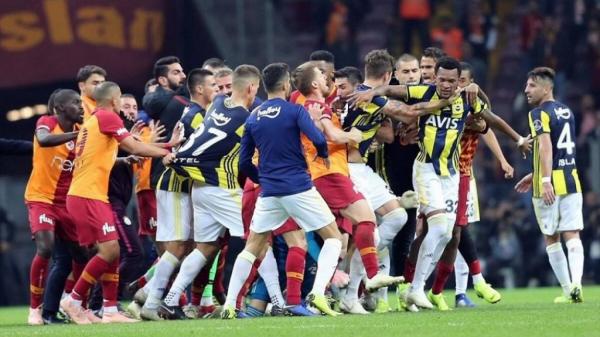 Χάος στο Γαλατά – Φενέρ! Παίκτες πιάστηκαν στα χέρια