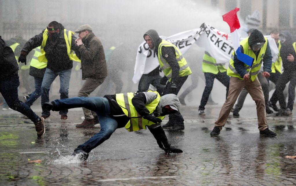 Γαλλία: Χρήση δακρυγόνων και κανονιών νερού κατά διαδηλωτών