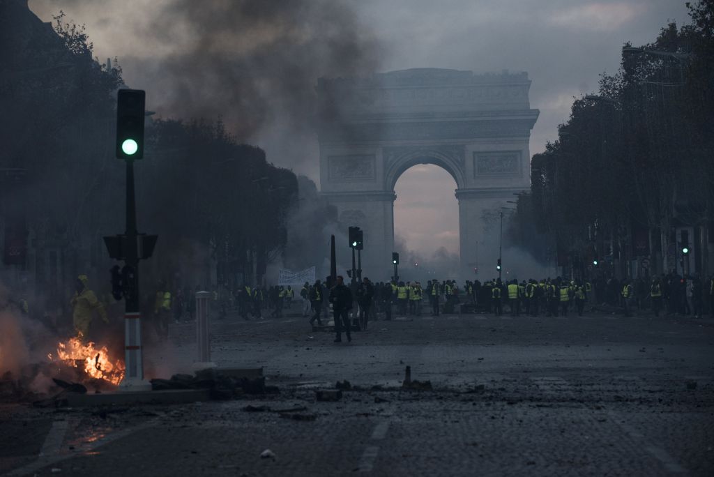 Γαλλία: Η επόμενη μέρα της εξέγερσης των «κίτρινων γιλέκων»