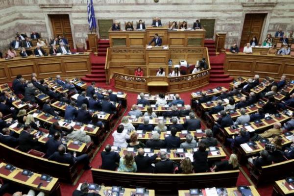 Βουλή: Σε εξέλιξη η συζήτηση του νομοσχεδίου για τις μειώσεις στις ασφαλιστικές εισφορές