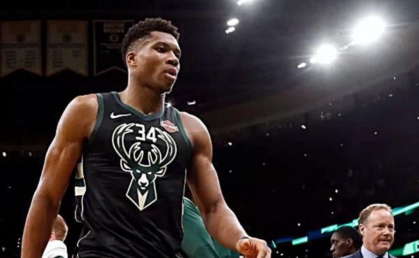 Και ταπώνει και καρφώνει ο Γιάννης!