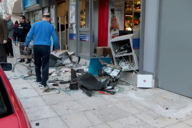 Aνατίναξαν ΑΤΜ και γέμισε ο δρόμος χαρτονομίσματα