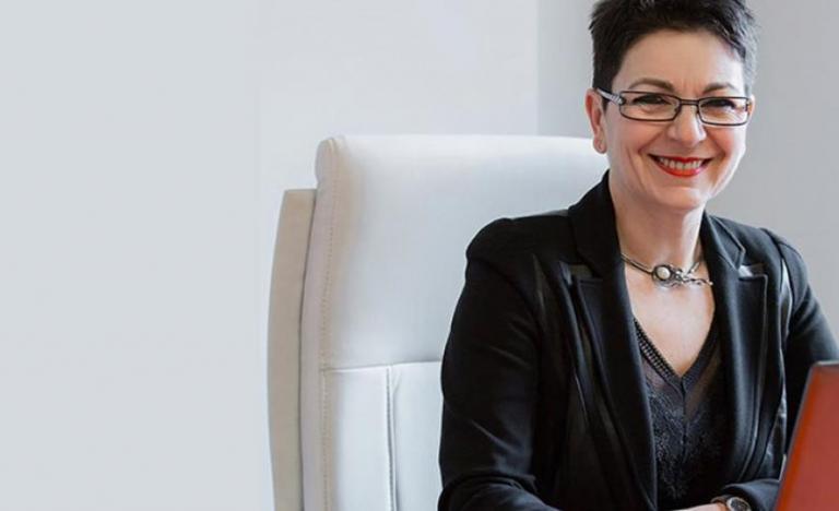 Αναφορά – βόμβα από τη σύζυγο του Γιάννη Στουρνάρα για «περίεργες διαρροές»