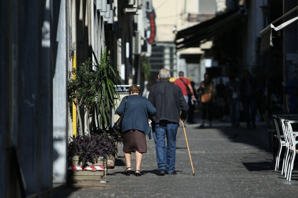 Bloomberg : Το «ψαλίδι» στις συντάξεις στέλνει τους Έλληνες στη Βουλγαρία | in.gr