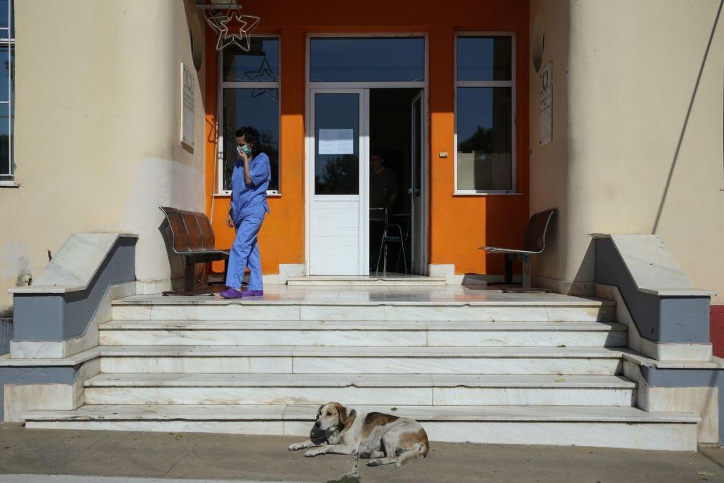 Υπό κατάρρευση το ΕΣΥ : Εικόνες ντροπής σε νοσοκομεία ανά τη χώρα