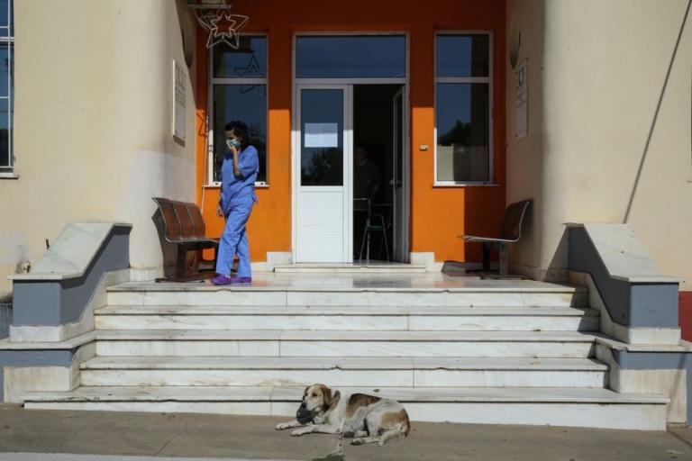 Υπό κατάρρευση το ΕΣΥ : Εικόνες ντροπής σε νοσοκομεία ανά τη χώρα