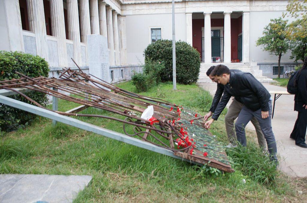 Κατάθεση στεφάνου στο Πολυτεχνείο από αντιπροσωπεία του ΚΙΝΑΛ