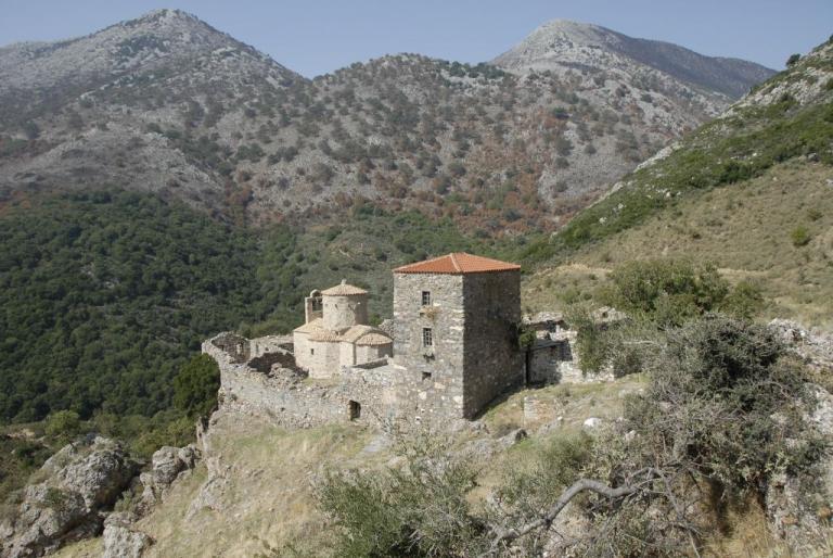 Λακωνική Μάνη : Το κάστρο της Κελεφάς και η μονή Τσίγκου