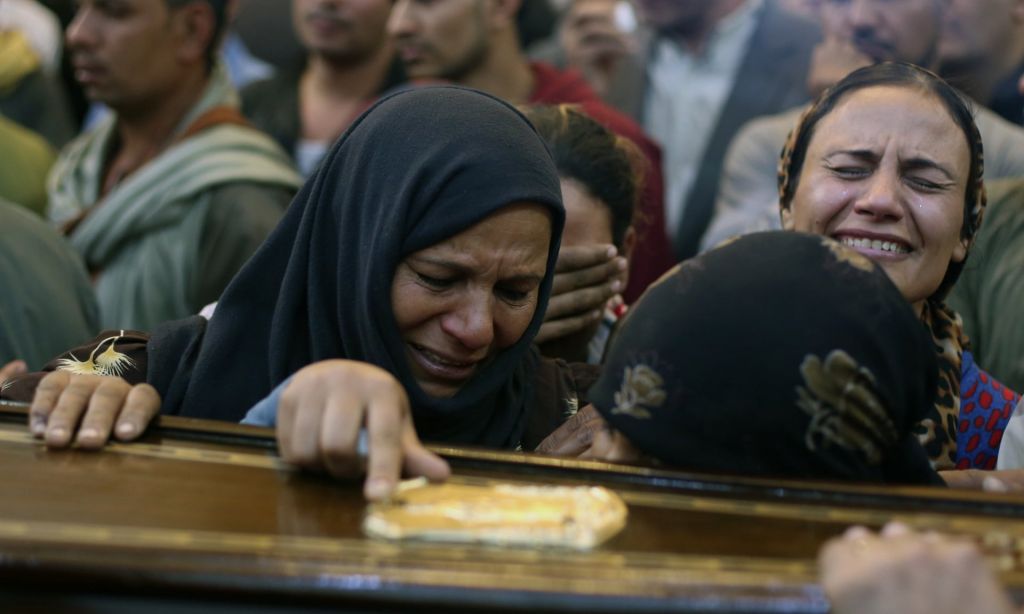 Αίγυπτος: Οι Κόπτες της χώρας αποχαιρετούν τα θύματα της επίθεσης του Ισλαμικού Κράτους