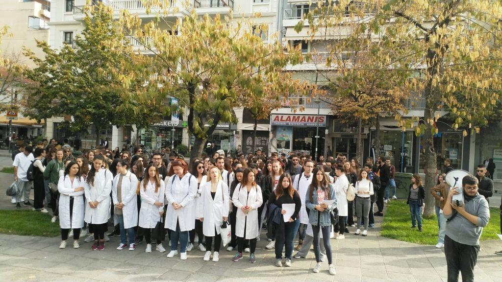 Λάρισα: Σπουδαστές έκλεισαν κεντρικό δρόμο της πόλης