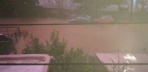 Σφοδρή κακοκαιρία πνίγει τη Λέσβο στα νερά και τη λάσπη