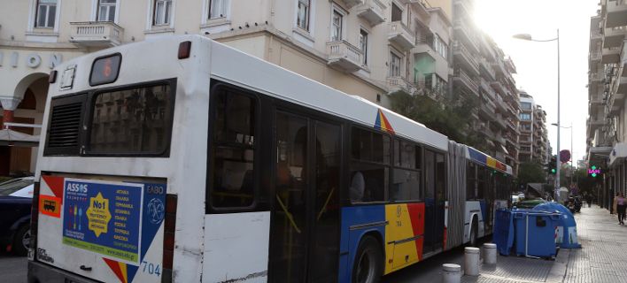 Θεσσαλονίκη: Λεωφορείο έπεσε σε περίφραξη σπιτιού - Στο νοσοκομείο ο οδηγός