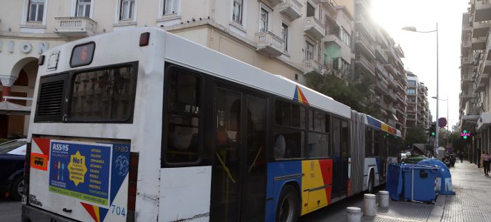 Θεσσαλονίκη: Λεωφορείο έπεσε σε περίφραξη σπιτιού – Στο νοσοκομείο ο οδηγός