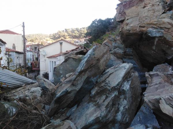 Επιστήμονες σπεύδουν στο Πλωμάρι για τις κατολισθήσεις βράχων