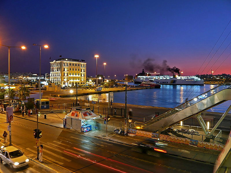 Γκαζάκια με βενζίνη βρέθηκαν έξω από την περίφραξη της πύλης Ε-1 στο λιμάνι του Πειραιά