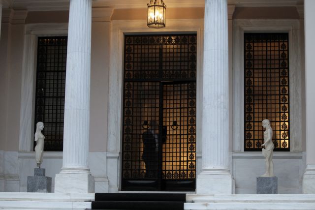 Όπισθεν ολοταχώς από την κυβέρνηση για το μισθολογικό των κληρικών