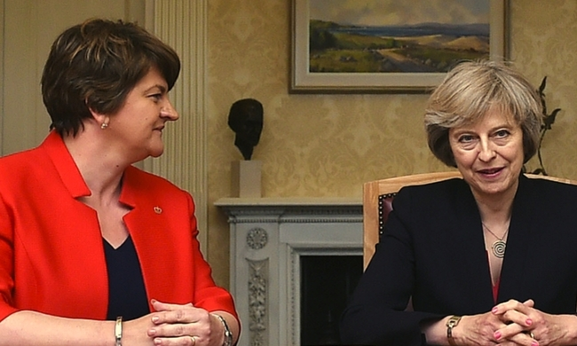 Βρετανία: Οργισμένο το DUP για τη στάση της Μέι στο ζήτημα Brexit – «σκληρών συνόρων»