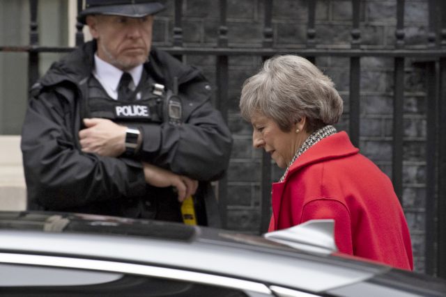 Brexit: Υπ' ατμόν η Μέι, προς κατάθεση οι 48 επιστολές για πρόταση μομφής