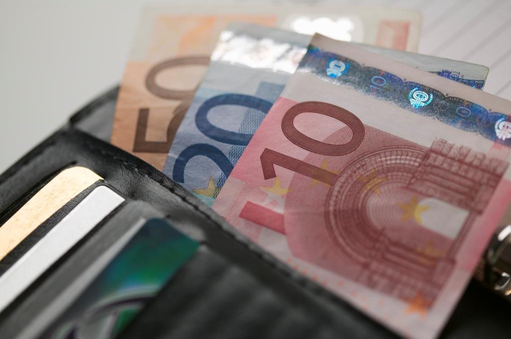 ΣΕΒ: Περίπου ένας στους τέσσερις αμείβεται με ποσό μέχρι 500 ευρώ | in.gr