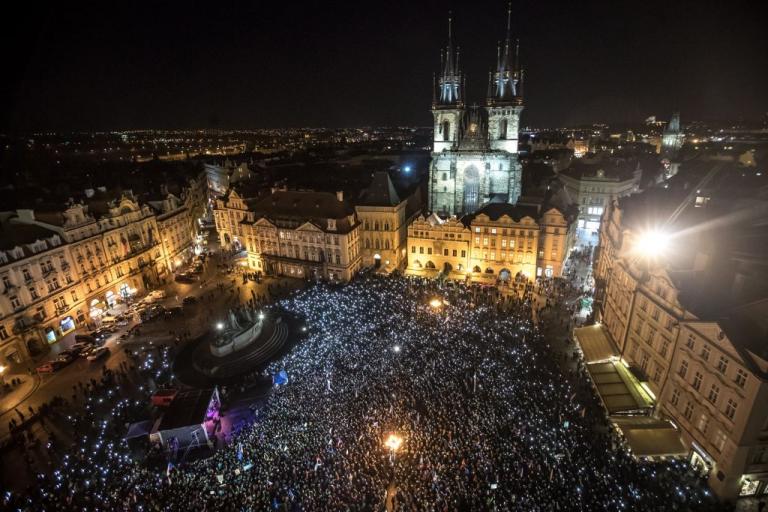 Τσεχία: Χιλιάδες διαδηλωτές ζήτησαν την παραίτηση του πρωθυπουργού