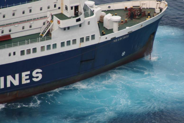 Σαντορίνη: Αποκολλήθηκε το φορτηγό πλοίο «Νέαρχος»