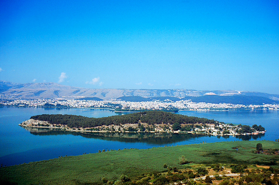 Νησί Ιωαννίνων, μνήμες και μνημεία