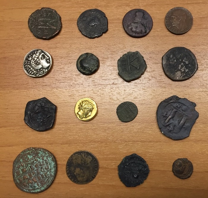 Σύλληψη ανδρόγυνου που επιχείρησε να πουλήσει αρχαία νομίσματα μέσω διαδικτύου